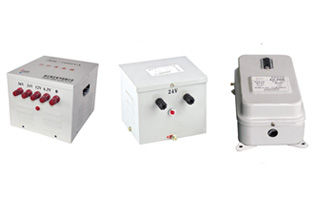 購買照明、行燈控制變壓器產(chǎn)品，請選旗正電氣公司生產(chǎn)的！浙江旗正電氣公司主要產(chǎn)品有控制變壓器、電源變壓器、R型變壓器、三相干式(整流)變壓器、照明、行燈控制變壓器、大功率交流電力穩(wěn)壓器、高精度全自動三相交流穩(wěn)壓器、高精度全自動單相交流穩(wěn)壓器、繼電器式多功能交流穩(wěn)壓器、接觸調(diào)壓器等配電產(chǎn)品。關(guān)于照明、行燈控制變壓器產(chǎn)品詳情旗正為你分享如下：