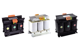 我公司多年來采用優(yōu)質(zhì)材料和先進的工藝技術(shù)專業(yè)生產(chǎn)160VA到100kVA之間，QZSG系列三相伺服變壓器，是參照國外同類產(chǎn)品最新研制開發(fā)數(shù)控系統(tǒng)用變壓器，能替代西門子公司4AP、4AU系列變壓器，產(chǎn)品符合VDE0550、IEC439、JB/T5555 GB5226等國際、國家標(biāo)準(zhǔn)。 QZSG系列三相伺服變壓器廣泛適用于交流50～60Hz，輸入、輸出電壓不超過500V的各種三相供電場合。 