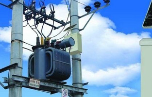 從事變壓器工作的可能都知道變壓器上有個(gè)不起眼的設(shè)備—溫度控制器，看似不起眼，其實(shí)作用可不小哦！今天控制變壓器廠家旗正電氣就來(lái)告訴你溫度控制器運(yùn)用在變壓器上有何作用？