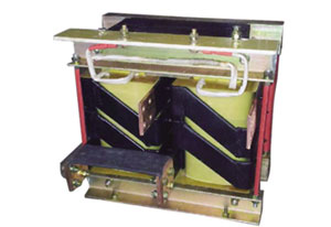 相信大家都知道變壓器廠家是生產(chǎn)變壓器的首要場所，變壓器又是采用電磁感應的原理進行設計和加工制造的，變壓器是不斷地向外進行發(fā)射感應電流進行傳達信號的。變壓器之間也是靠傳遞這種感應電流進行感知的，由于感應電流也是一種電流，長期的傳達的話也是有著必定的危害性的，所以說變壓器之間的擺放距離不是隨意的，而是應該保持一段距離的！由于場地有限不能把變壓器之間擺的太遠，也不能一個挨著一個擺的密密麻麻；這樣出現(xiàn)火災以及爆炸的可能性是比較大的，而且狀況也是比較糟糕的！那究竟如何確定不同變壓器之間的擺放距離呢?旗正控制變壓器廠家為你解讀如下：