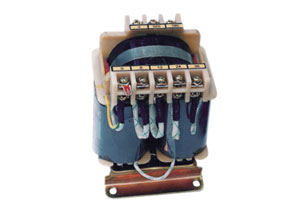 無論什么產(chǎn)品在使用的過程當中，操作人員的人身安全問題永遠都是首當其要的。同理控制變壓器在安全方面的要求也是極其嚴格的，從里到外都要確保沒有安全隱患，這樣的才能被投入到工作當中去，要不然就有可能會發(fā)生極其嚴重的意外事故來，因此廠家在生產(chǎn)控制變壓器的時候在安全這一方面的標準一定要達標，接下來我們了解下使用控制變壓器怎么去規(guī)避危險?旗正控制變壓器告訴你安全要求如下：