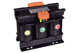 今天我們不講控制變壓器這個大產品了，因為前面我們講的太多控制變壓器信息，相信大家對控制變壓器也了如指掌了吧？接下來旗正電氣小編來講講控制變壓器中的一個小伙伴—三相隔離變壓器，講講三相隔離變壓器的原理及優(yōu)點，讓你對它也熟悉熟悉吧！