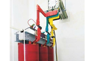 這個(gè)問(wèn)題要結(jié)合實(shí)際情況而論，有的時(shí)候可以調(diào)換低壓側(cè)相序，有的時(shí)候不允許。但是，控制變壓器生產(chǎn)廠(chǎng)家旗正電氣想說(shuō)的是“盡量按要求來(lái)操作，保證安全才是重要的”。下面，就這個(gè)問(wèn)題，跟著旗正電氣小編來(lái)詳細(xì)了解一下吧！