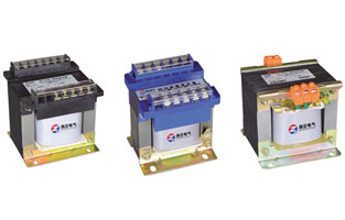 變壓器是不少設(shè)備電路中的重要裝置，發(fā)揮著十分重要的作用，而變壓器的種類也是非常多的，了解變壓器的分類有助于大家購買到更適合自己使用的變壓器類型，而不同類型的變壓器適用的環(huán)境往往也是不同的，下面跟著控制變壓器廠家旗正電氣一起來看看吧！